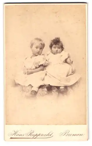 Fotografie Hans Rupprecht, Bremen, Ostertorsteinweg 61, Portrait kleines Mädchen und Kleinkind in weissen Kleidern