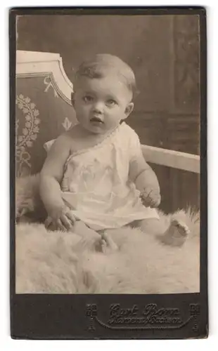 Fotografie Curt Born, Kamenz i /Sachsen, Portrait süsses Kleinkind im weissen Hemd