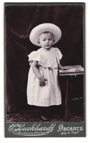 Fotografie C. Burkhardt, Oschatz, Portrait kleines Mädchen im Kleid mit Hut