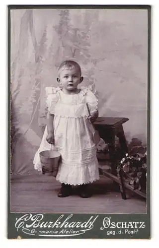 Fotografie C. Burkhardt, Oschatz, Portrait kleines Mädchen im weissen Kleid mit Eimer