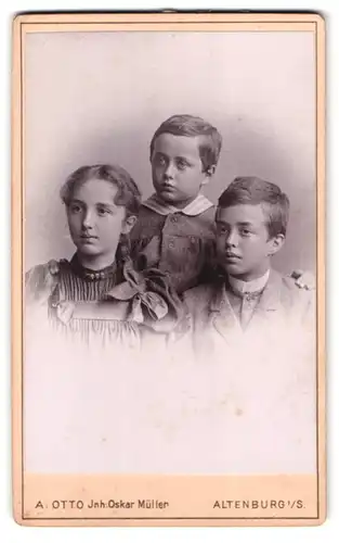 Fotografie A. Otto, Altenburg i /S., Pauritzerstrasse 58, Portrait zwei Jungen und Mädchen in modischer Kleidung