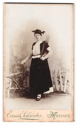 Fotografie Ernst Schroeter, Meissen, Obergasse 597, Portrait junge Dame in modischer Kleidung