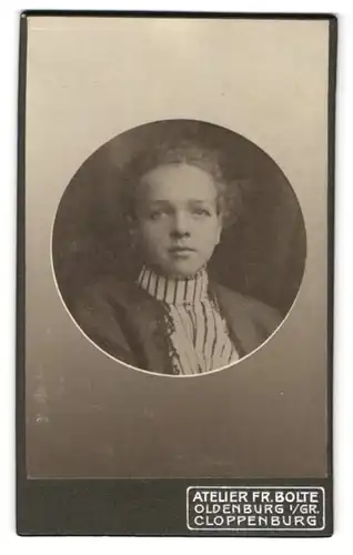 Fotografie Fr. Bolte, Oldenburg i /Gr., Langestrasse 15, Portrait junge Dame in modischer Kleidung