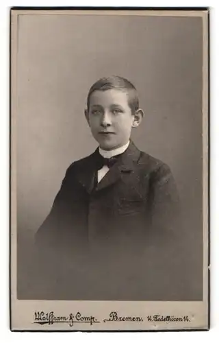 Fotografie Wolffram & Comp., Bremen, Fedelhören 14, Portrait junger Mann im Anzug mit Fliege