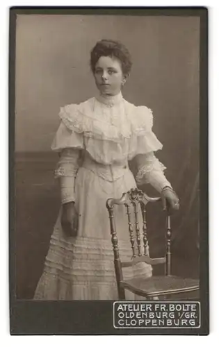 Fotografie Fr. Bolte, Oldenburg i /Gr., Langestrasse 15, Portrait junge Dame im weissen Kleid