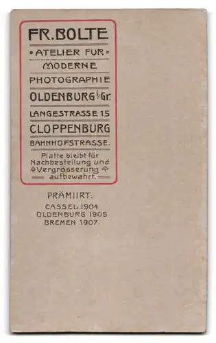 Fotografie Fr. Bolte, Oldenburg i /Gr., Langestrasse 15, Portrait junge Dame im weissen Kleid