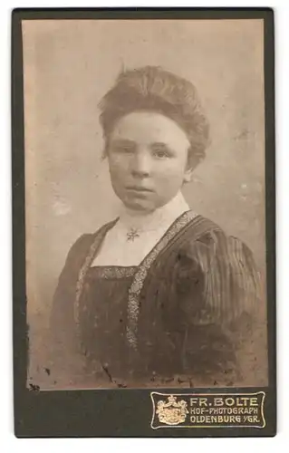 Fotografie Fr. Bolte, Oldenburg i /Gr., Langestrasse 15, Portrait junge Dame in hübscher Kleidung
