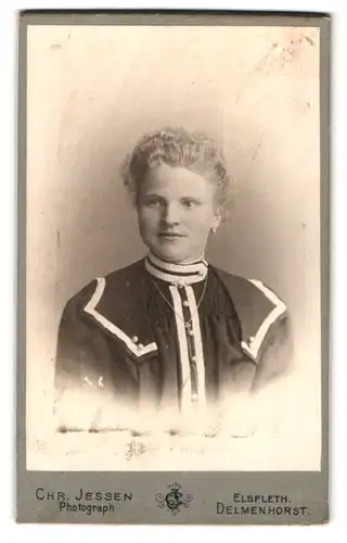 Fotografie Chr. Jessen, Delmenhorst, Portrait junge Dame in modischer Kleidung
