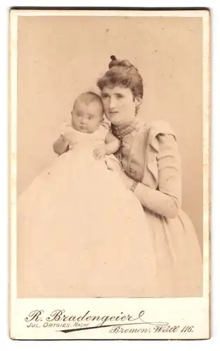 Fotografie R. Bradengeier, Bremen, Wall 116, Portrait bürgerliche Dame mit Baby auf dem Arm