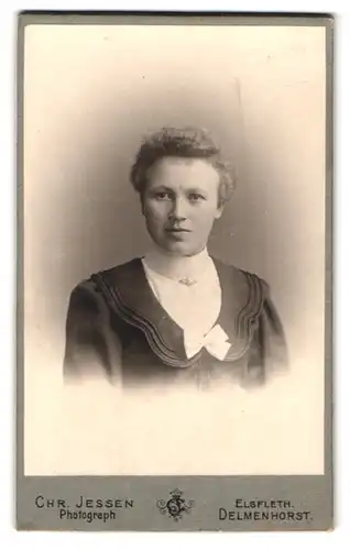 Fotografie Chr. Jessen, Delmenhorst, Portrait junge Dame mit zurückgebundenem Haar