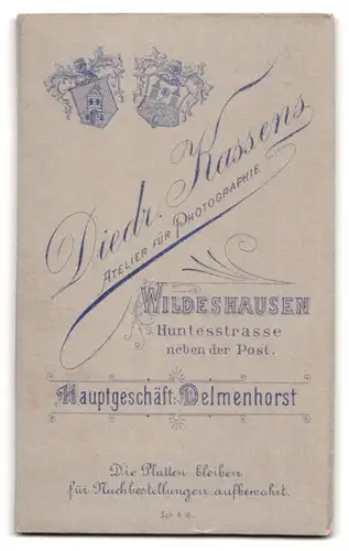Fotografie Diedr. Kassens, Wildeshausen, Huntesstrasse, Portrait junger Mann im Anzug mit Krawatte