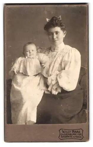 Fotografie Willy Maas, Oldenburg i /Gr., Portrait bürgerliche Dame mit Baby auf dem Schoss