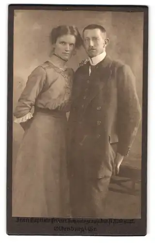 Fotografie Jean Baptiste Feilner, Oldenburg i. Gr., Rosenstrasse 29, Portrait junges Paar in zeitgenössischer Kleidung