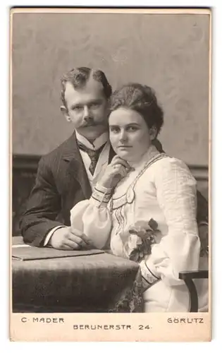 Fotografie C. Mader, Görlitz, Berlinerstrasse 24, Portrait junges Paar in hübscher Kleidung