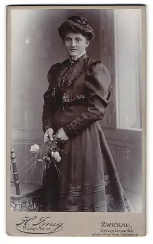 Fotografie Heinrich Imig, Zwickau i /S., Hauptmarkt 15, Zwickau i /S., Portrait junge Dame in modischer Kleidung