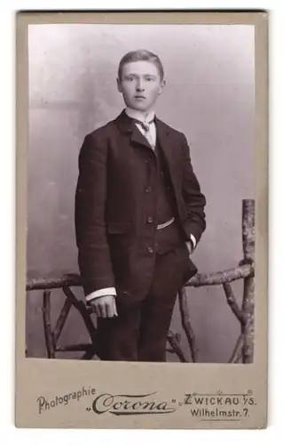 Fotografie Corona, Zwickau i /S., Wilhelmstrasse 7, Portrait junger Herr im Anzug mit Krawatte
