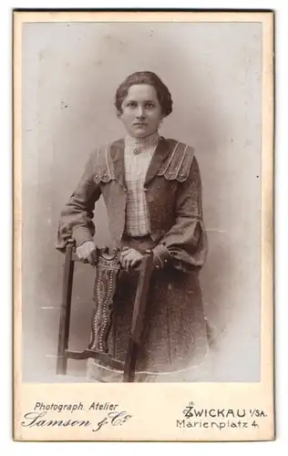 Fotografie Samson & Co., Zwickau i /Sa., Marienplatz 4, Portrait junge Dame in modischer Kleidung