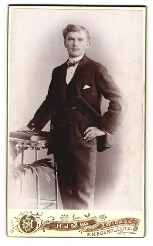 Fotografie Heinrich Imig, Zwickau, Hauptmarkt 15, Portrait junger Herr im Anzug mit Krawatte