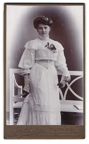 Fotografie Heinrich Imig, Zwickau i /S., Hauptmarkt 15, Portrait junge Dame in hübscher Kleidung