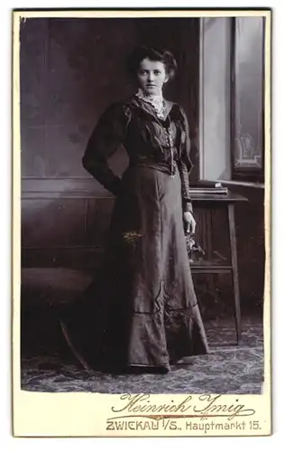 Fotografie Heinrich Imig, Zwickau i /S., Hauptmarkt 15, Portrait junge Dame im modischen Kleid