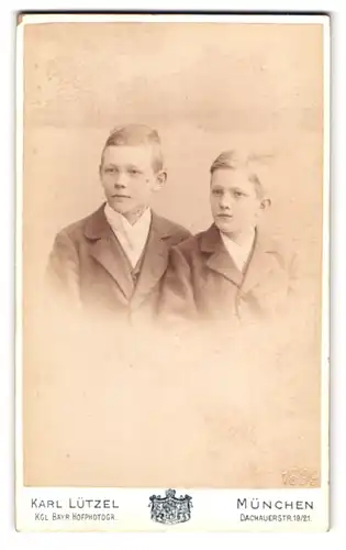 Fotografie Karl Lützel, München, Dachauerstrasse 19-21, Portrait zwei Jungen in modischer Kleidung