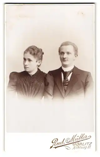 Fotografie Rud. Müller, Görlitz, Mühlweg 10, Portrait junges Paar in modischer Kleidung