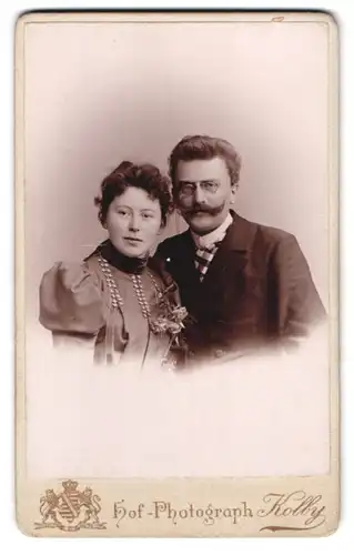 Fotografie Kolby, Zwickau, Äussere Plauensche Strasse 17, Portrait bürgerliches Paar in hübscher Kleidung