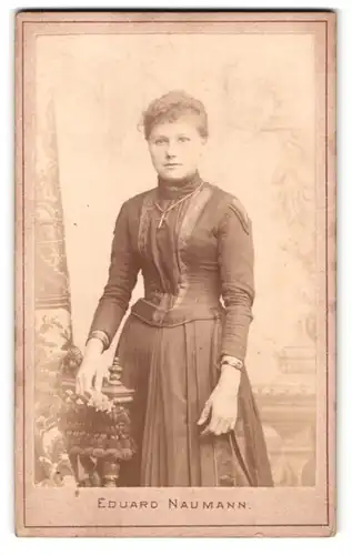 Fotografie Eduard Naumann, Meerane i /Sa., Portrait modisch gekleidete Dame mit Kreuzkette