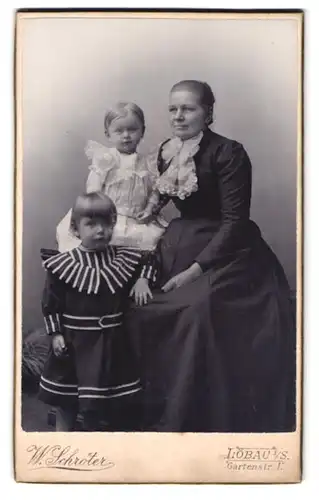 Fotografie W. Schröter, Löbau i /S., Gartenstrasse 1, Portrait bürgerliche Dame mit zwei kleinen Mädchen