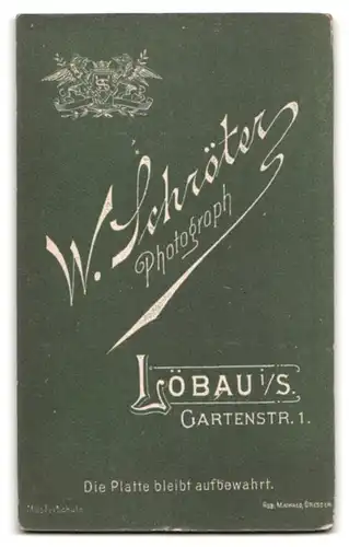 Fotografie W. Schröter, Löbau i /S., Gartenstrasse 1, Portrait bürgerliche Dame mit zwei kleinen Mädchen