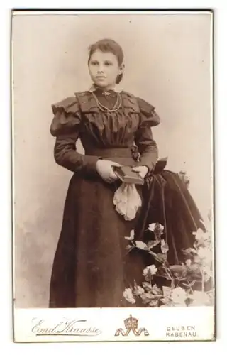 Fotografie Emil Krausse, Deuben, Portrait junge Dame im Kleid mit Buch in der Hand