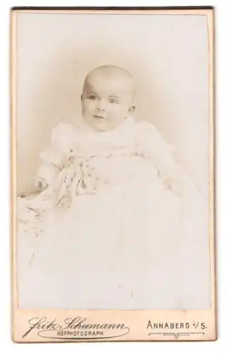 Fotografie Fritz Schumann, Annaberg i /S., Johannesgasse, Portrait süsses Baby im weissen Kleid