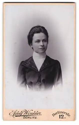 Fotografie Adolf Winkler, Goerlitz, Berliner-Strasse 12, Portrait junge Dame in modischer Kleidung