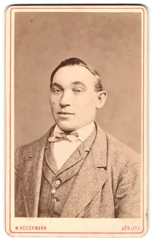 Fotografie M. Ackermann, Görlitz, Schützenweg 2, Portrait junger Herr im Anzug mit Fliege