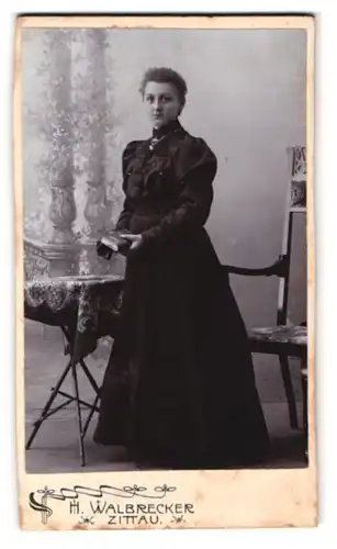 Fotografie H. Walbrecker, Zittau, Theodor Körner Allee, Portrait junge Dame im Kleid mit Buch in der Hand