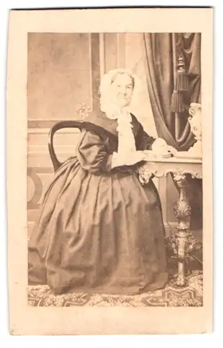 Fotografie unbekannter Fotograf und Ort, Portrait Anna Hornung im Kleid mit Haube