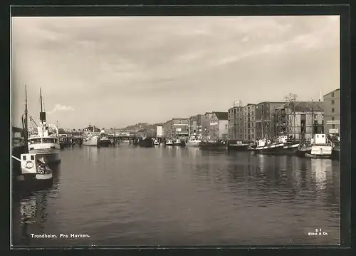 AK Trondheim, Hafen mit Schiffen und Ortsansicht
