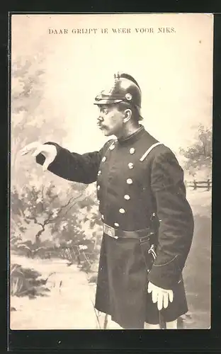 AK Polizist in Uniform mit Helm im Park