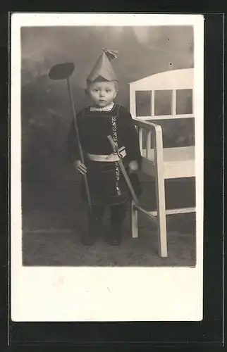 Foto-AK Kleiner Junge mit Holzschwert und Hut
