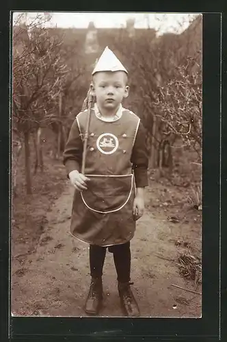 Foto-AK Kleiner Junge mit einer Fahne und Hut