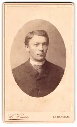 Fotografie Herm. Kaiser, St. Blasien, Portrait junger Mann im Anzug mit Seitenscheitel