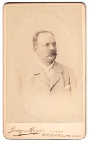 Fotografie Georg Meyer, Braunschweig, Bankplatz 3, Portrait Herr im hellen Anzug mit Walrossbart