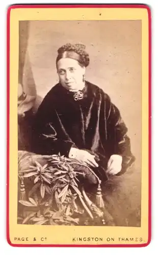 Fotografie Page & Co., Kingston on Thames, Thames Street 10, Portrait Dame im Pelzmantel mit hochgebundenem Zopf