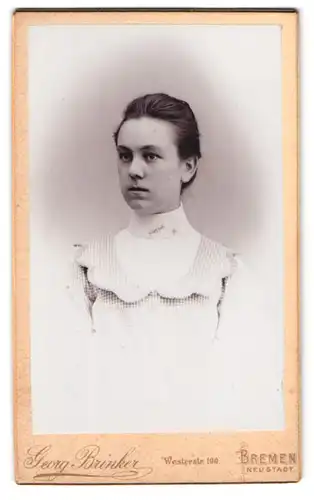 Fotografie Georg Brinker, Bremen, Westerstr. 100, Portrait junge Frau im hellen karierten Kleid mit Brosche