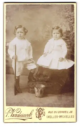 Fotografie P. Vandesavel de Baun, Ixelles, Rue du Conseil 36, Portrait kinder in weissen Kleidern, Spaten