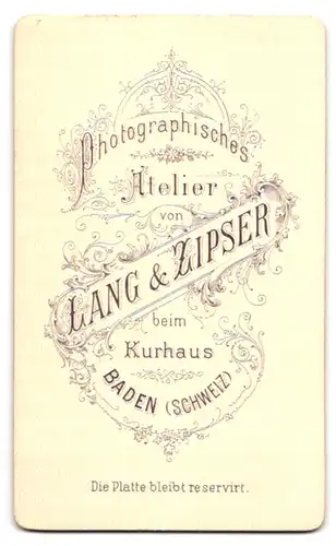 Fotografie Lang & Zipser, Baden / Schweiz, Portrait Herr im Anzug mit Fliege und Ziegenbart