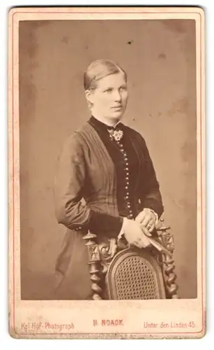Fotografie H. Noack, Berlin, Unter den Linden 45, Portrait Frau im Biedermeierkleid mit Brosche