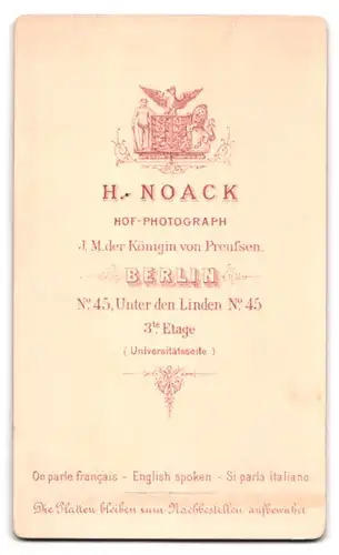 Fotografie H. Noack, Berlin, Unter den Linden 45, Portrait Dame im dunklen Kleid mit hochgestecktem Zopf und Schleife