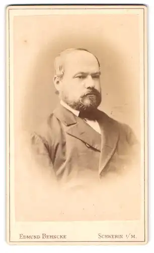 Fotografie Edmund Behncke, Schwerin i. M., Wismarsche -Str. 26, Portrait Herr im Anzug mit Vollbart und Halbglatze
