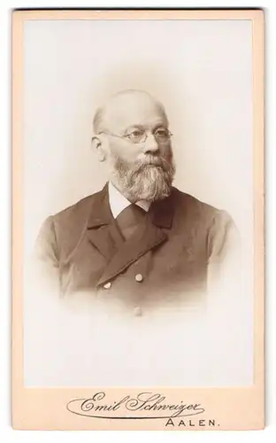 Fotografie Emil SChweizer, Aalen, Bahnhofstr. 37, Portrait älterer Herr im Anzug mit Brille